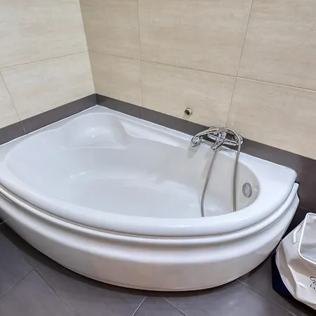 Апартаменты Spacious Maisonette With Terrace And Balconies, Marsaskala *