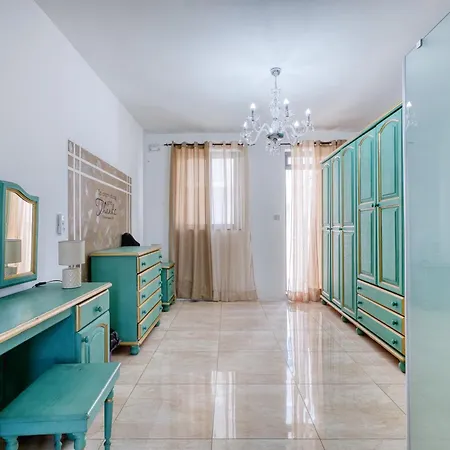 Апартаменты Spacious Maisonette With Terrace And Balconies, Marsaskala *