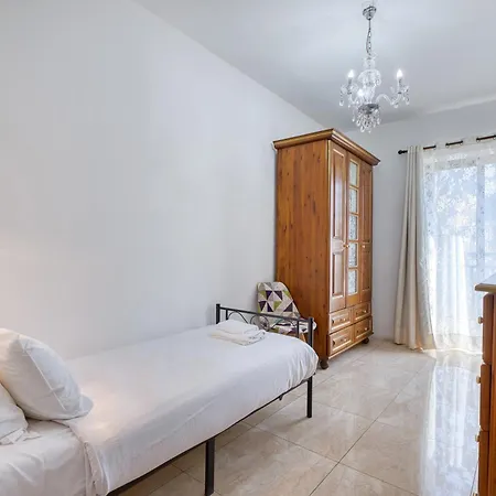 Spacious Maisonette With Terrace And Balconies, Marsaskala *