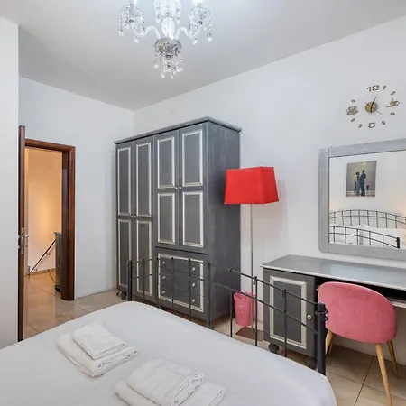 Апартаменты Spacious Maisonette With Terrace And Balconies, Marsaskala *