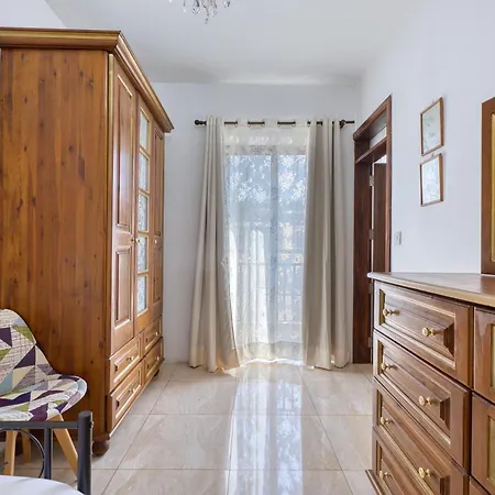 Апартаменты Spacious Maisonette With Terrace And Balconies, Marsaskala *