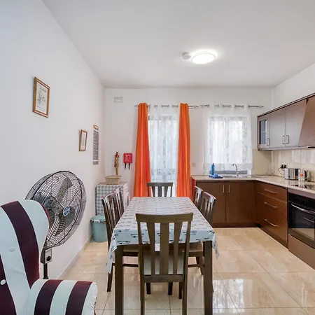Spacious Maisonette With Terrace And Balconies, Marsaskala Апартаменты *