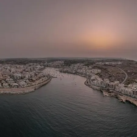 Апартаменты Spacious Maisonette With Terrace And Balconies, Marsaskala *